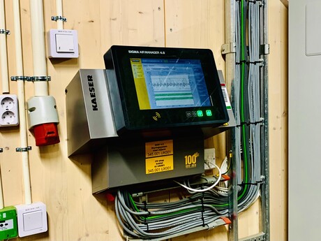 Der SIGMA AIR MANAGER 4.0 steuert die Druckluftstation und sorgt gleichmäßige Auslastung.