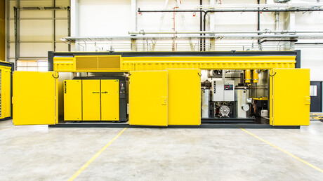 Geöffneter Druckluftcontainer mit sichtbaren Schraubenkompressoren von Kaeser Kompressoren.