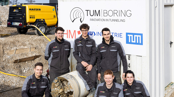 Team der TUM Boring mit mobilem Kompressor für Tunnelbau – KAESER M 65 im Einsatz bei Entwicklung der schnellsten Tunnelbohrmaschine der Welt.