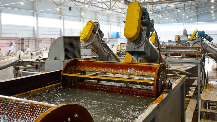 Abluft eines Kompressors wärmt das Wasser für die Warmwasseranwendung der Teilereinigung.