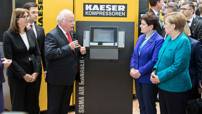 La chancelière Angela Merkel et la première ministre polonaise Beata Szydlo se sont arrêtées sur le stand Kaeser de la Foire de Hanovre 2017.