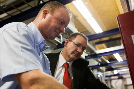 M. Hages, ingénieur chez Kaeser, s'entretient avec M. Baumgarten, de ZF Friedrichshafen