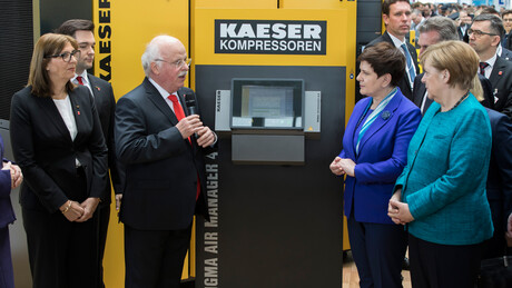 La chancelière Angela Merkel et la première ministre polonaise Beata Szydlo se sont arrêtées sur le stand Kaeser de la Foire de Hanovre 2017.