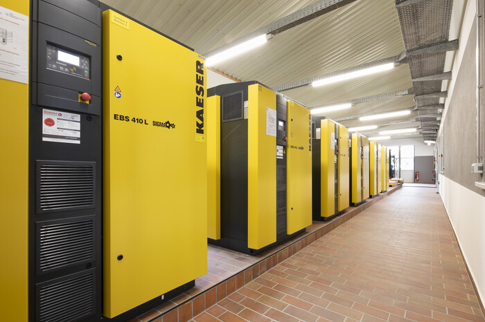 Fonctionnement économe en énergie avec les surpresseurs à vis EBS KAESER.