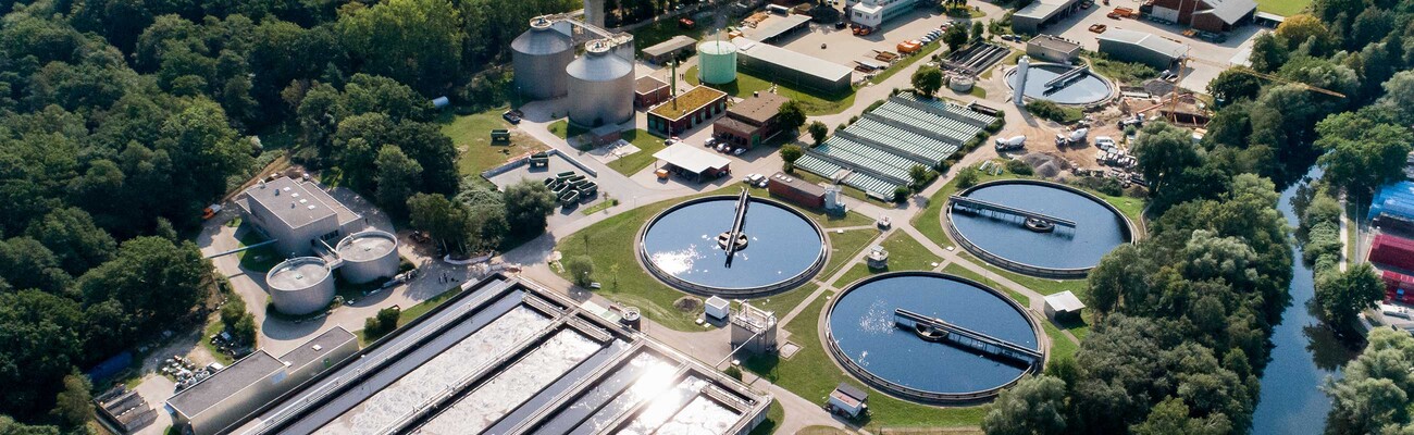 Bassins de décantation de la station d'épuration de Lüneburg.