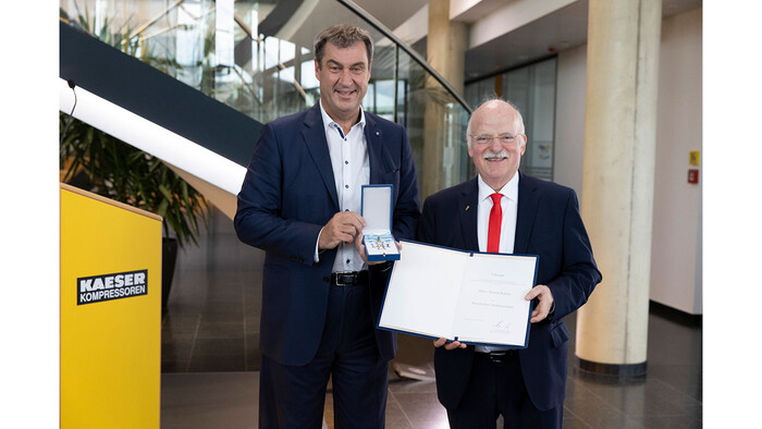 Le ministre-président Markus Söder remet à Thomas Kaeser l’insigne de l’Ordre du Mérite bavarois.