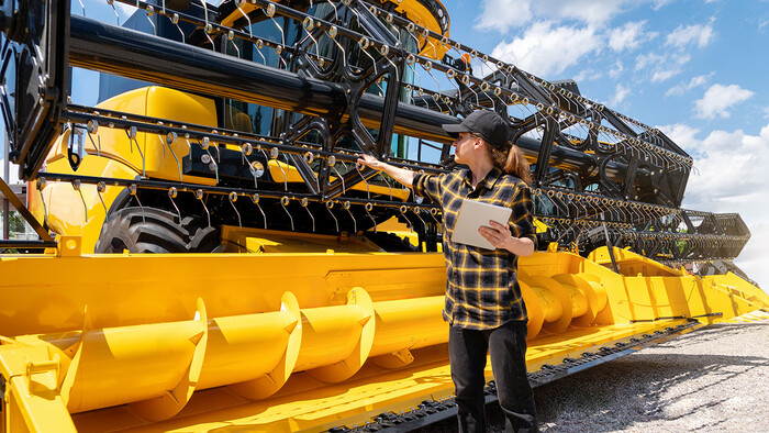 La moissonneuse-batteuse soigneusement nettoyée à l’aide d'un compresseur est contrôlée avant son remisage pour l'hiver.