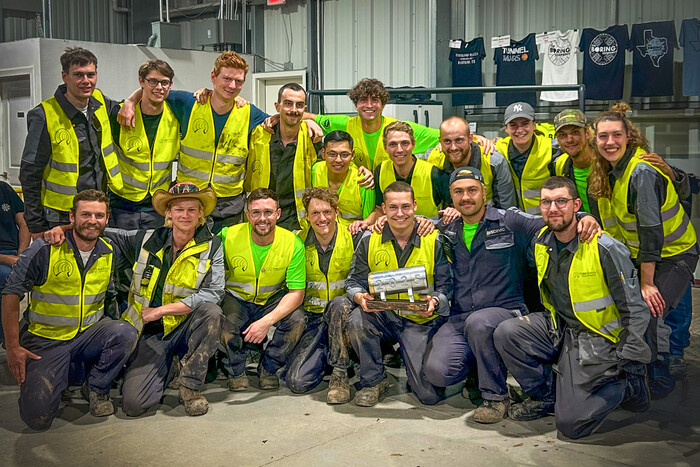 Photo des vainqueurs de l'équipe TUM Boring avec leur trophée : la technologie d'air comprimé fiable de KAESER comme clé du succès lors du concours Not-a-Boring Competition.